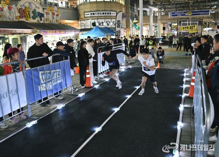 ‘2025 고양 스트릿 러쉬 in 라페스타’50m 레이스에서 참가자들이 경기를 펼치고 있다.