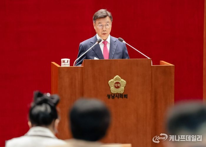 신상진 성남시장이 20일 성남시의회 제307회 제2차 정례회에서 2026년도 예산안과 시정 운영 방향을 설명하고 있다