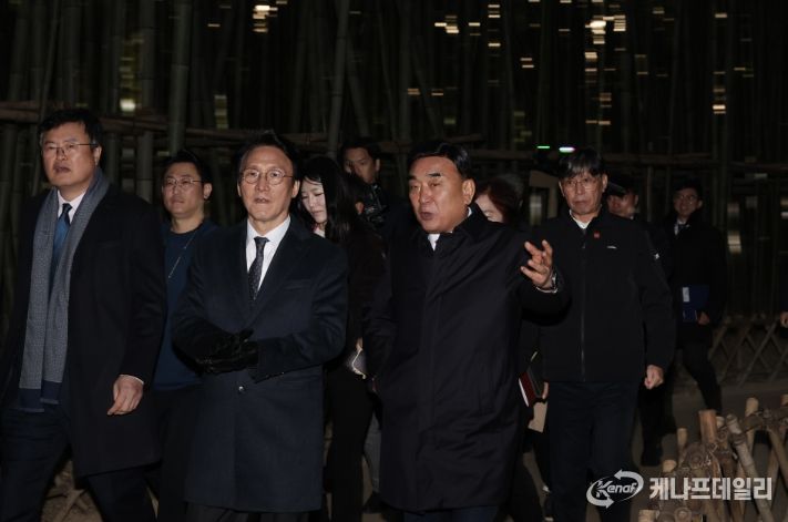 김민석 국무총리가 19일 무장애 관광수용태세 점검차 울산시 중구 태화강 국가정원을 방문, 김두겸 울산시장과 십리대숲길을 걷고 있다.