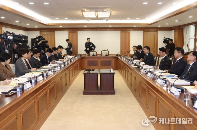 김민석 국무총리가 24일 세종대로 정부서울청사에서 열린 과학기술관계장관회의를 주재하고 있다.