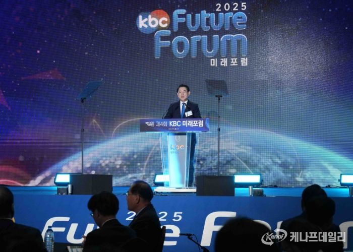 김영록 전라남도지사가 26일 여수 소노캄호텔에서 열린 ‘제4회 KBC미래포럼’ 행사에서 인사말을 하고 있다.