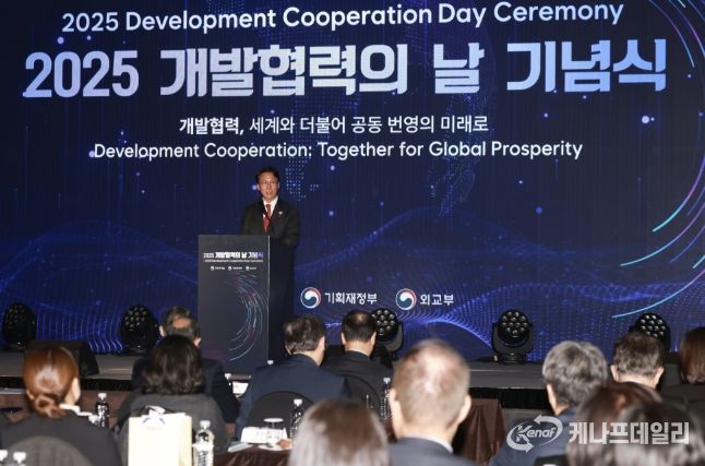 김민석 국무총리가 25일 중구 플라자호텔에서 열린 개발협력의 날 기념식에 참석, 기념사를 하고 있다.