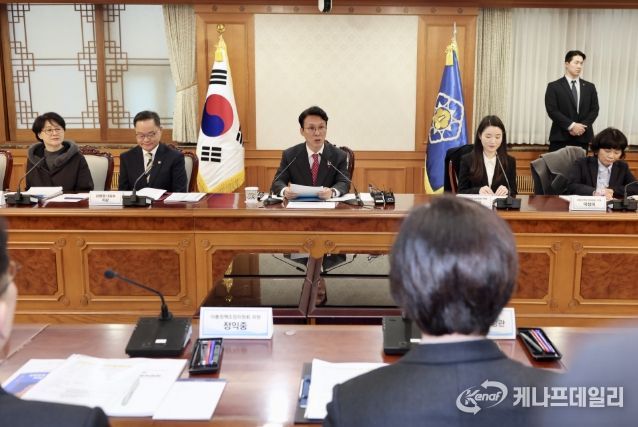 김민석 국무총리가 25일 세종대로 정부서울청사에서 열린 아동정책조정위원회를 주재하고 있다.