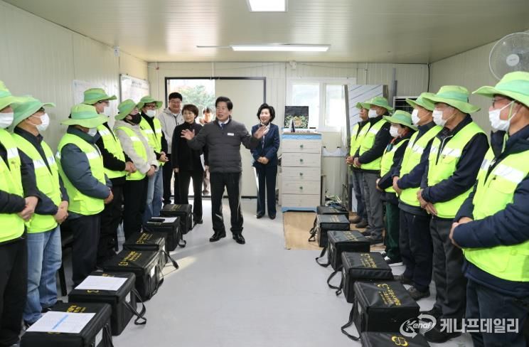 고흥군, 노인일자리 공동체사업단 현장 방문 (1) - 공영민 군수가 27일 고흥시니어클럽 공동체사업단을 방문해 어르신들과 인사를 나누고 격려하고 있다