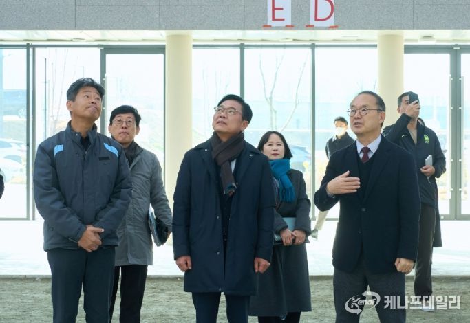 1일 김석필 천안시장 권한대행 부시장과 이용수 대한축구협회 부회장 등이 대한민국축구종합센터 실내축구장, 스타디움, 숙소동 등을 둘러보고 있다