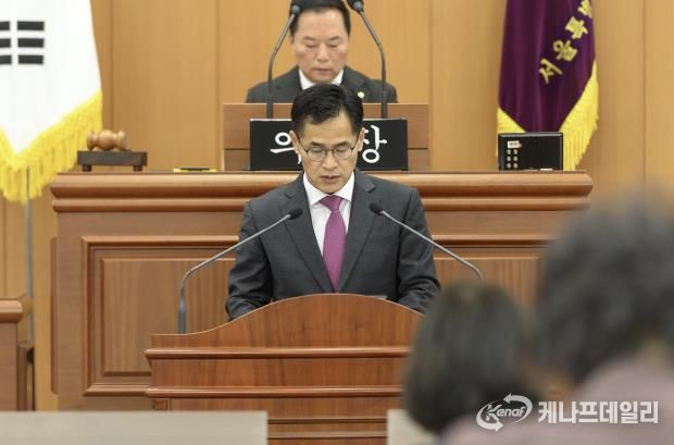 제316회 양천구의회 제2차 정례회 제1차 본회의에서 시정연설 중인 이기재 양천구청장