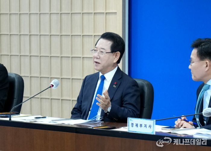 김영록 전라남도지사가 2일 도청 서재필실에서 실국장 정책회의를 주재하고 도정 현안을 논의하고 있다.