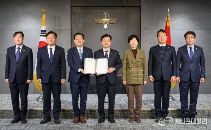 이재준 수원시장(왼쪽 세 번째)과 수원 지역 국회의원 5명이 안규백 국방부장관(왼쪽 4번째)에게 ‘수원 군 공항 이전의 국가전략 사업화를 위한 공동 건의문’을 전달한 후 함께하고 있다. 왼쪽부터 김준혁 의원, 김영진 의원, 이재준 시장, 안규백 장관, 백혜련 의원, 김승원 의원, 염태영 의원. 국방부 제공.