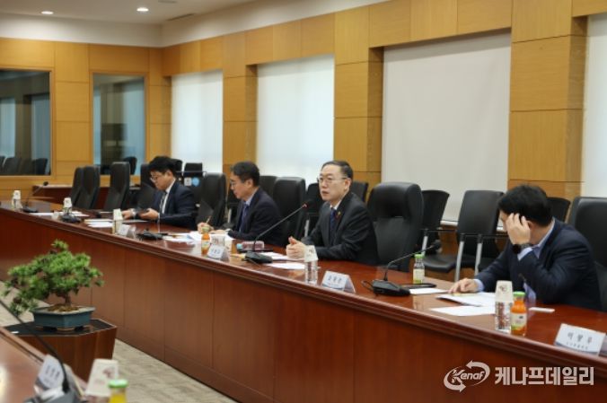 이명구 관세청장(오른쪽에서 두번째)이 9일 서울세관에서 열린 관세청 수사발전 자문위원회 출범식에서 발언하고 있다.