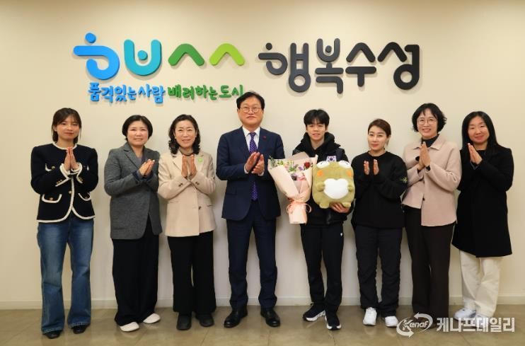 대구 수성미래교육재단(이사장 김대권)은 지난 10일 2025-2026 국제빙상경기연맹(ISU) 주니어 그랑프리 파이널 대회에서 우승한 서민규 선수(경신고 2학년)를 초청해 간담회를 열고 격려했다.