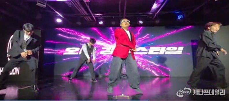 공연을 하고있는 인디스탈 소속 K-Pop 개그 아이돌 (사진제공: 주한외국기업연합회 KOFA)