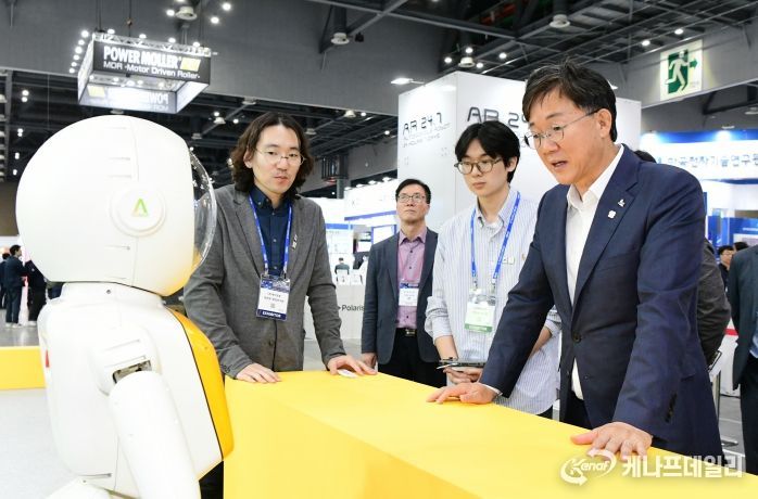 이민근 안산시장이 킨텍스에서 열린 '2024로보월드'에서 관계자로부터 휴머노이드로봇에 대한 설명을 청취하고 있다.